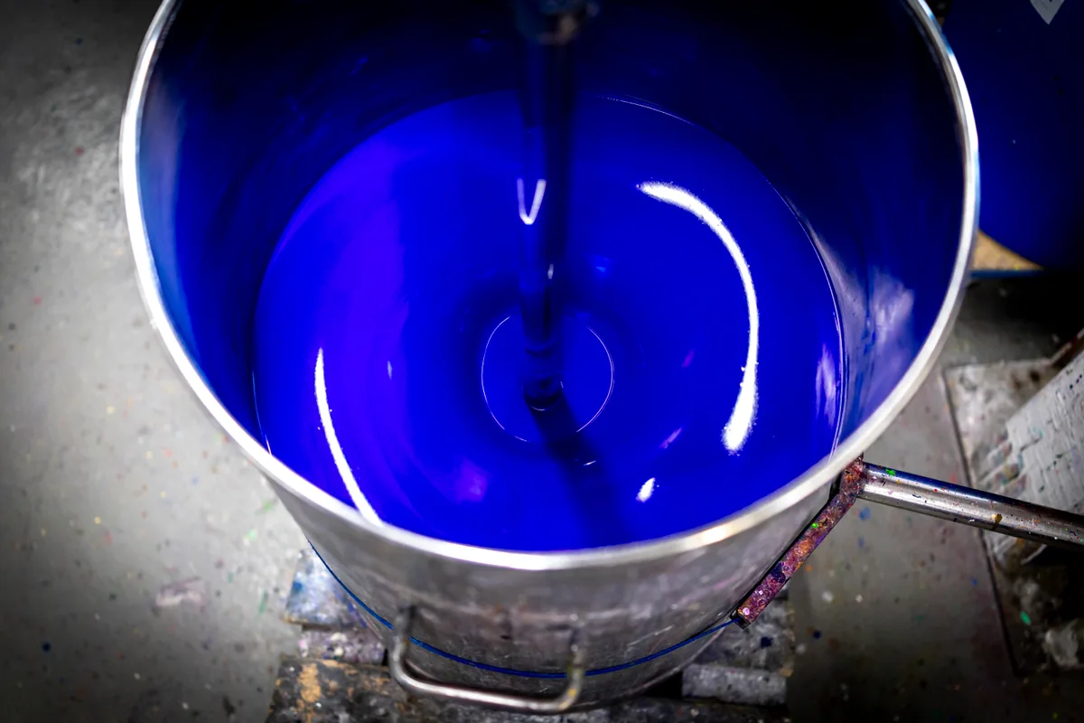 Farbherstellung in der Firma Lascaux mit Inhaberin Barbara Diethelm